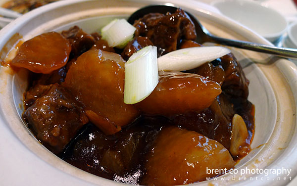 Stewed Beef, Tendon, and Turnip in Clay Pot