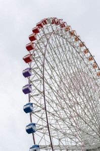 Tempozan Ferris Wheel up close